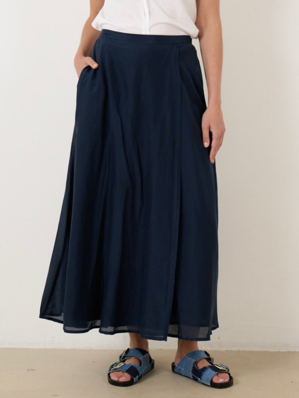 Xirena Gable Skirt In Saphire Navy Blue